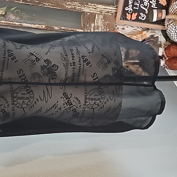 KIRRA TOP W/ SHEER BACK AND KEYHOLE DESIGN. SOLID FRONT. GREAT CONDITION! SIZE M - Picture 6 of 6